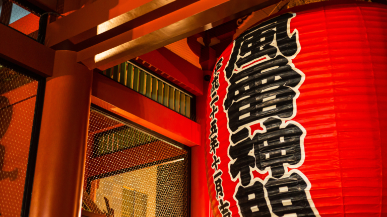 The red Kaminarimon lantern in Asakusa