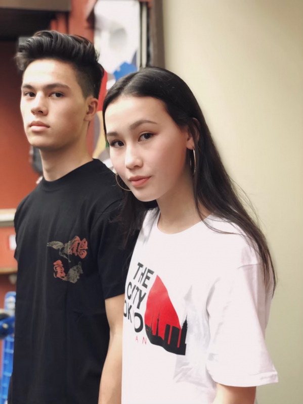 東京をテーマにしたグラフィックTシャツのスタイリング